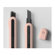 Нож канцелярский Deli NS063-SA-PINK Nusign шир.лез.9мм выдвижное лезвие фиксатор усиленный сталь розовый